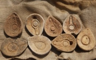 "הצצה נדירה לתהליכי עבודה באזורנו בתקופות קדומות": מטמון תבניות לנרות שמן נחשף בחפירה ארכיאולוגית בטבריה