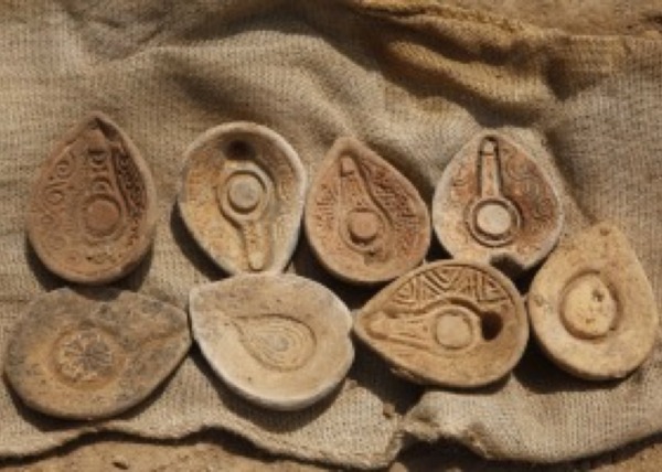 "הצצה נדירה לתהליכי עבודה באזורנו בתקופות קדומות": מטמון תבניות לנרות שמן נחשף בחפירה ארכיאולוגית בטבריה